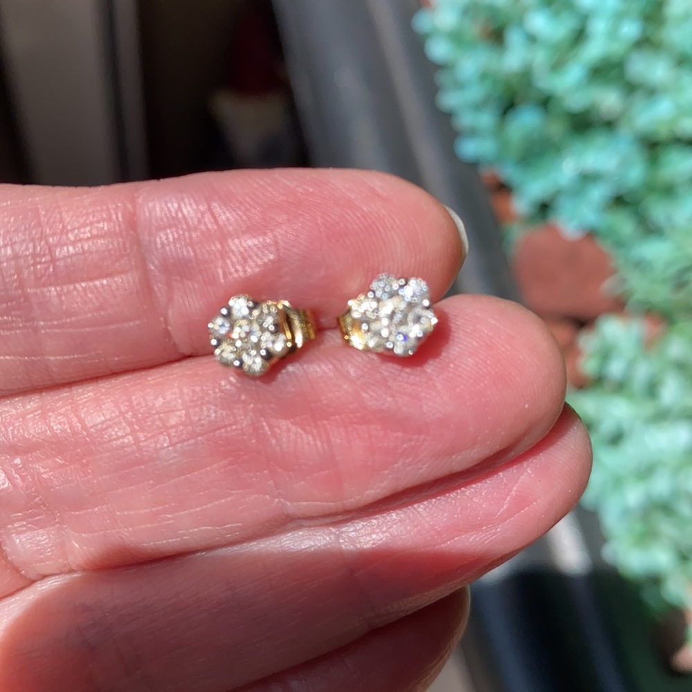 Gold and diamonds earrings